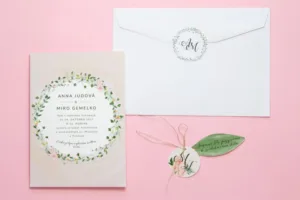 svadobné oznámenie ružové lístky s rezaným krúžkom a pozvaním k stolu s obálkou