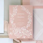 svadobné oznámenie a pozvanie k stolu s motívom ruže v odtieni dusty rose