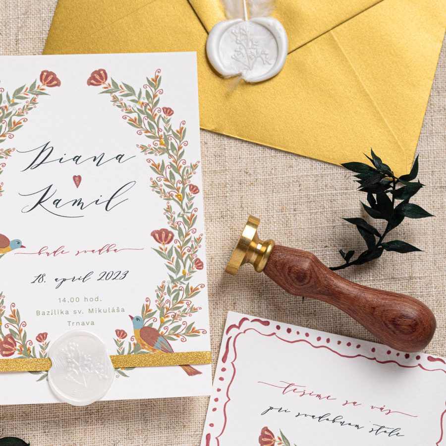 Detail svadobného oznámenia a pozvania červený a zlatý folklór