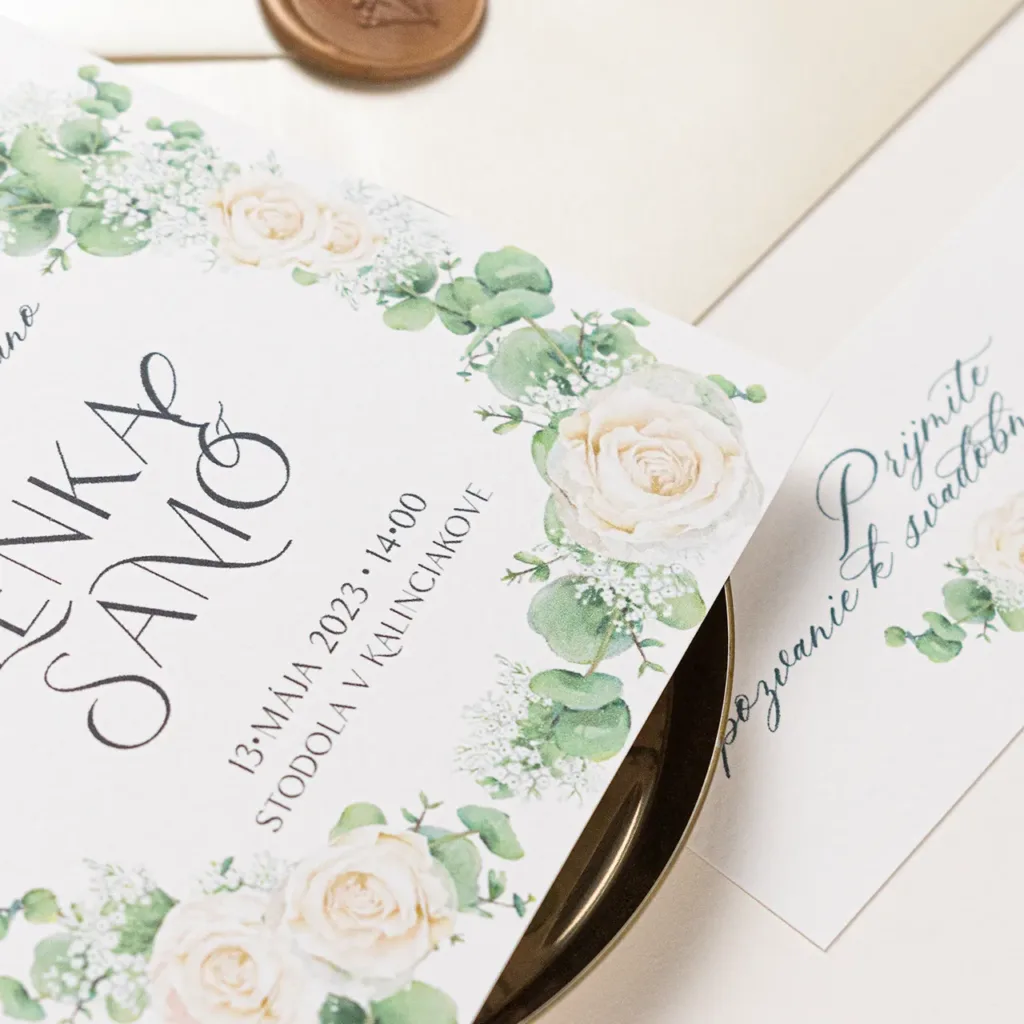 Svadobné oznámenie biele ruže a eukalyptus v detaile