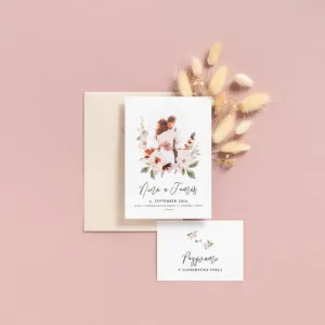 svadobné oznámenie a pozvanie k stolu s fotkou páru a kvetmi vo farebnosti terakota s obálkou vo farbe nude