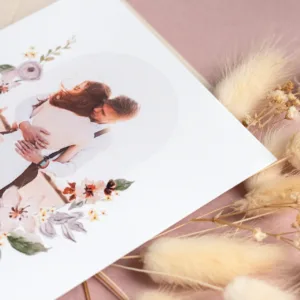 detil svadobného oznámenia s fotkou páru a kvetmi vo farebnosti terakota