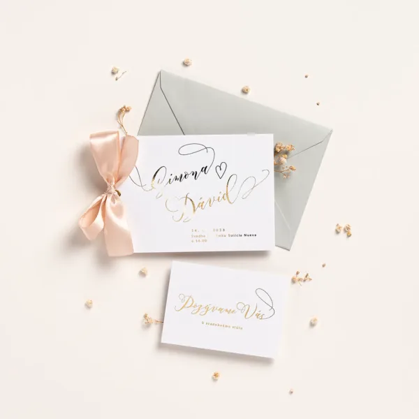 minimalistické svadobné oznámenie s mašlou a metalickým textom, mašlou a šedou obálkou