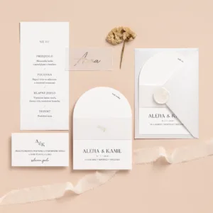 moderné minimalistické svadobné oznámenie oblúk so zlatými iniciálmi na manžete s transparentného papiera, pozvanie k stolu, menu,menovka a obálka