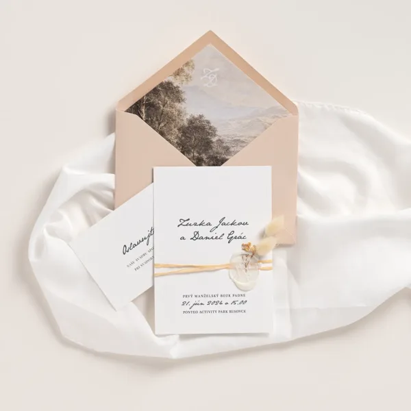minimalistické oznámenie s pečaťou a jednoduchým textom, pozvánkou a obálkou s potlačenou vložkou