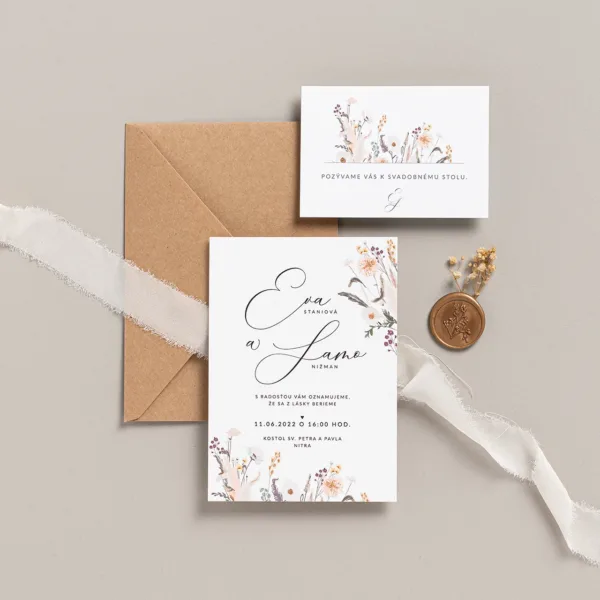 Svadobné oznamenie a pozvanie k stolu s motívom lúčnych kvetov vo farbe terakota s recyklovanej obálkou
