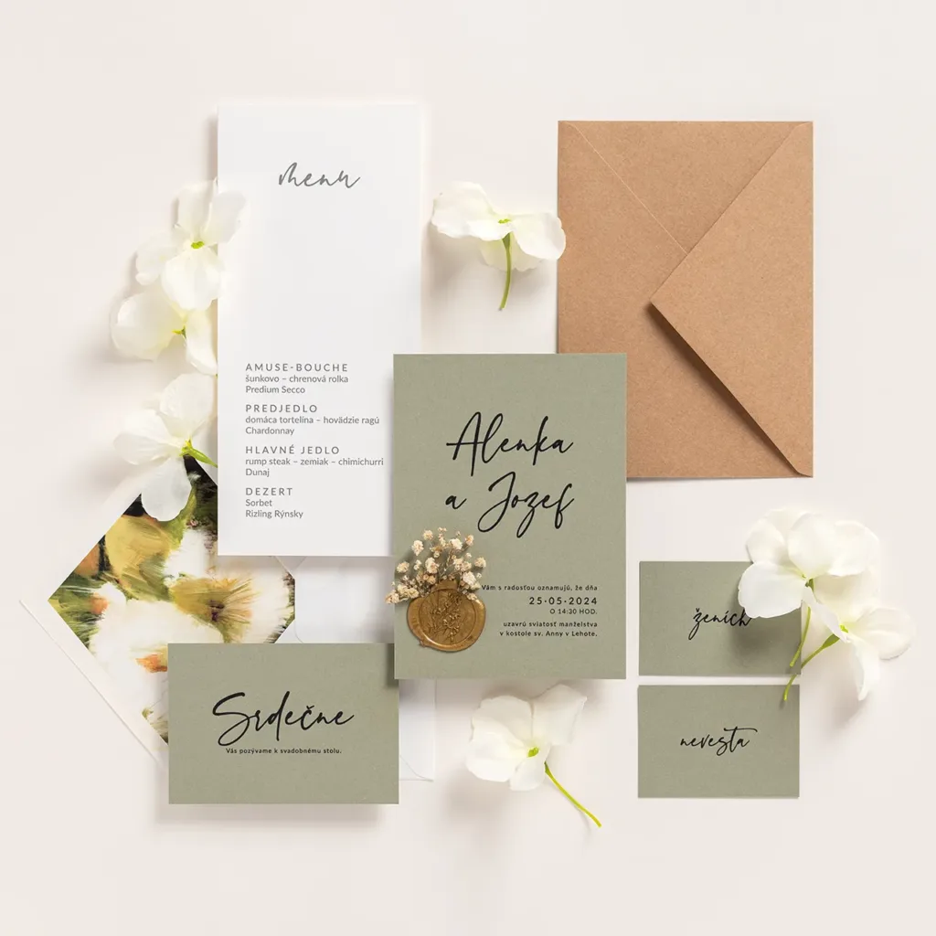 minimalistické svadobné oznámenie zelený papier s pečaťou, pozvaním, číslovaním a zelenou obálkou