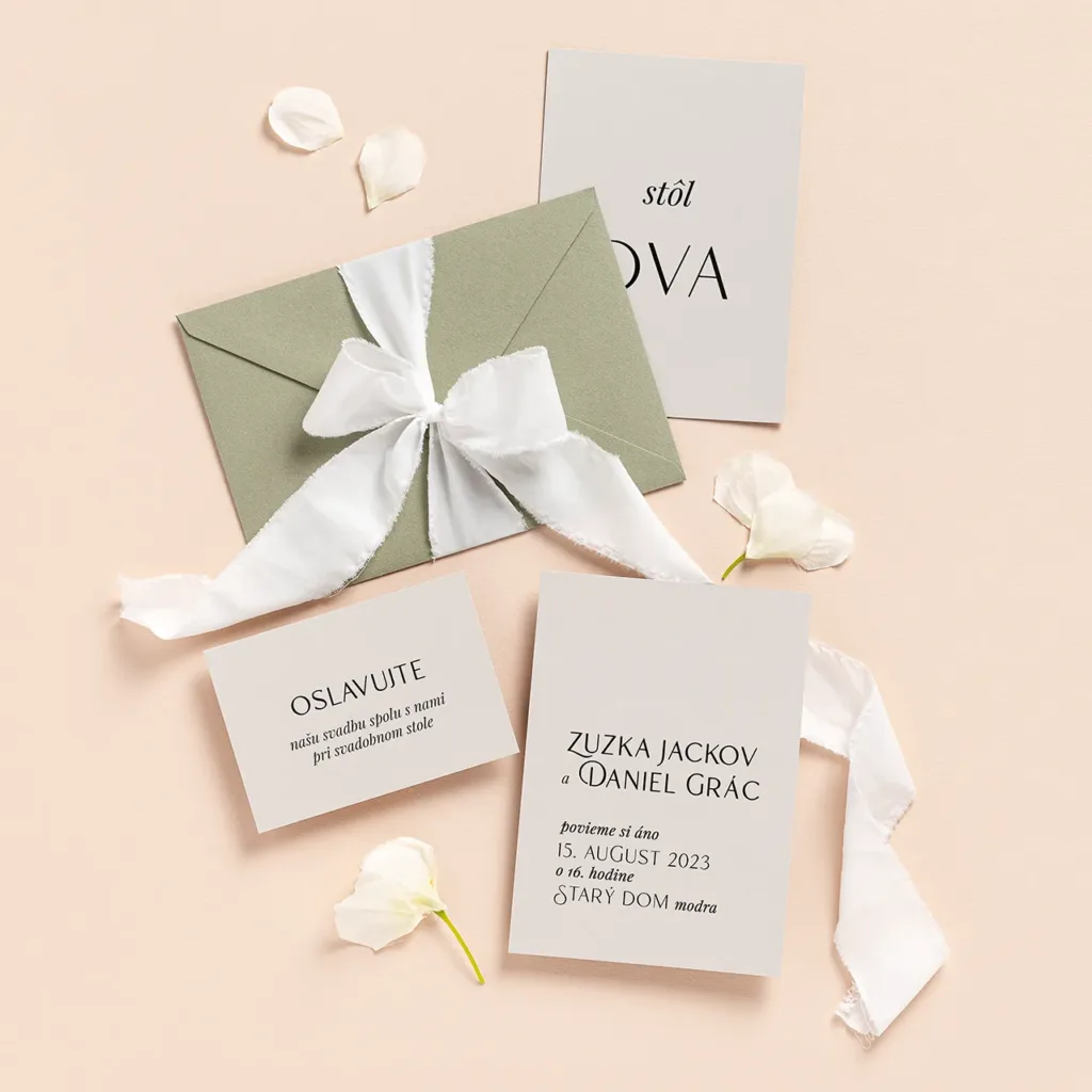 minimalistické svadobné oznámenie šedý papier s pozvaním číslovaním a zelenou obálkou