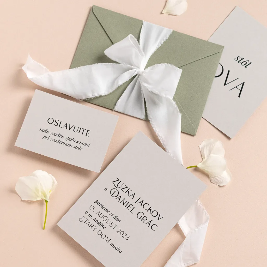 minimalistické oznámenie šedý papier s pozvaním a obálkou v detaile