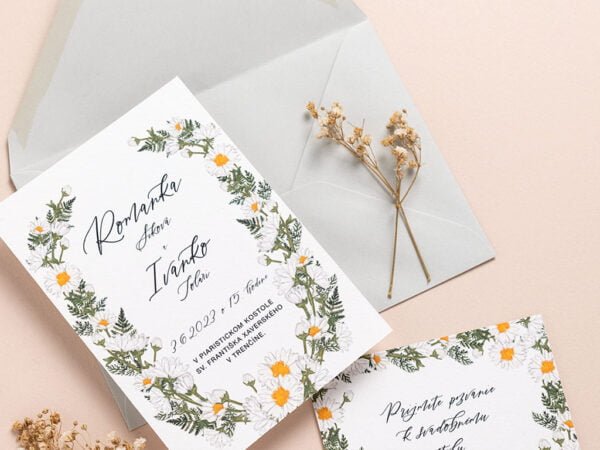 Detail svadobného oznámenia s kvetmi margarétky