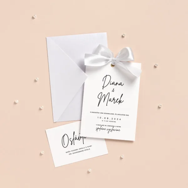 Jednoduché svadobné oznámenie s bielou stuhou s pozvaním a šedou obálkou