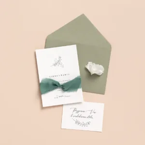 svadobné oznámenie s mašlou a pozvanie k stolu v motíve kresba eukalyptus so zelenou obálkou