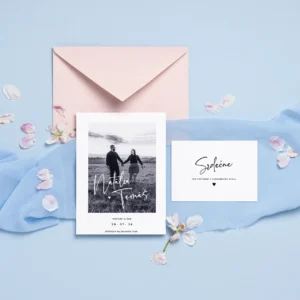 Minimalistické svadobné oznámenie s fotkou s pozvánkou a ružovou obálkou vo farbe nude