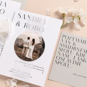 Moderné svadobné oznámenie s fotkou v kruhu, pozvaním k stolu a obálkou v detaile