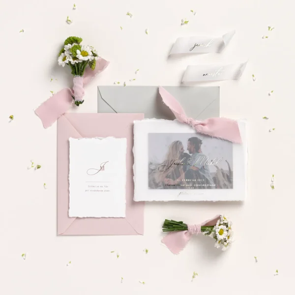 Svadobné oznámenie s fotkou transparentný papier s metalickou potlačou a šifónovom stuhou s pozvaním k stolu a dvoma farbami obálok