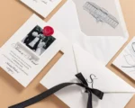 Svadobné oznámenie s fotkou a červenou pečaťou v detaile